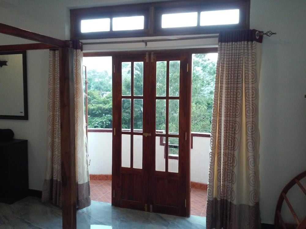 Lizzie Villa Guest House