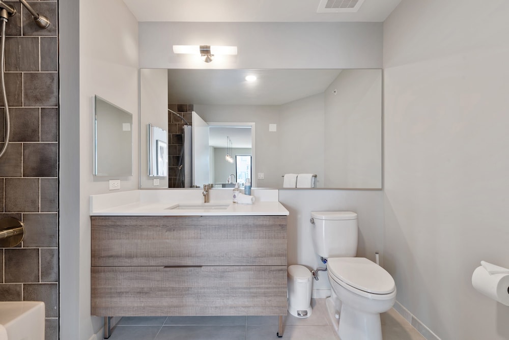 River North 2BR High Ceilings Comfort