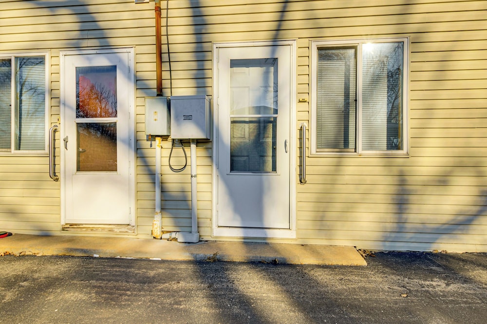 3 Mi to Lambeau Field: Ideally Located Townhome!