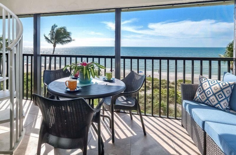Pointe Santo Condos by Dream Vacation Rentals