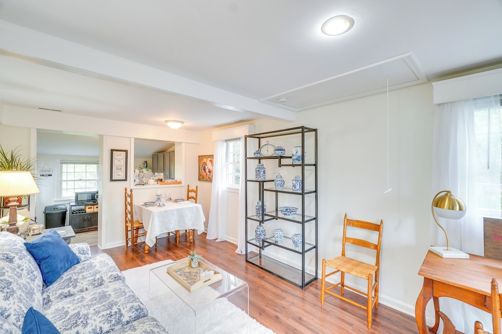 Hike, Sip & Explore: Charming Waterford Cottage!