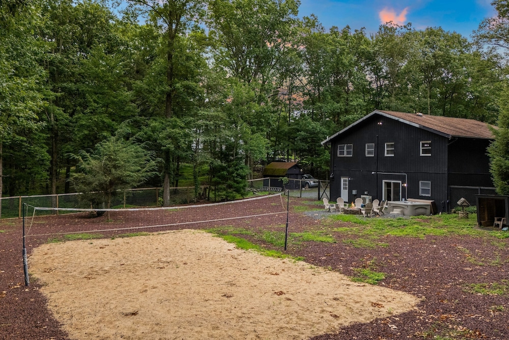 The Evergreen Escape by Avantstay Modern Cabin w Volleyball Court Hot Tub