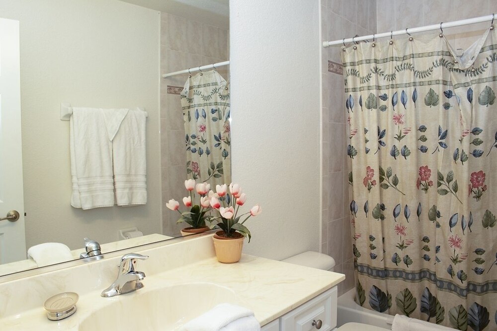 Rotonda West 2 Bedroom Condo w Lanai 9 miles to Gulf Beaches 2 Condo