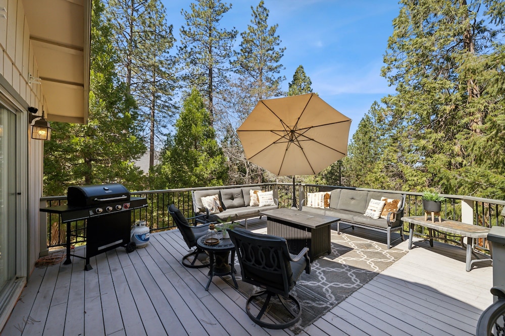 Whispering Pines Retreat 5 Bedroom Home by Yosemite Region Resorts
