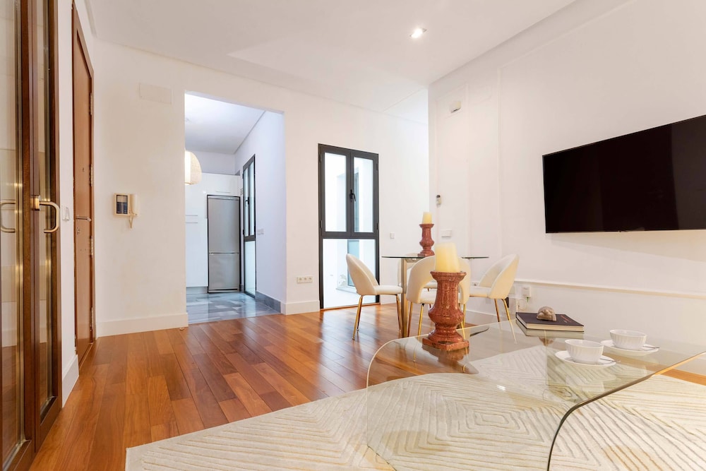 Modern Apartment in Seville. Corral del Rey II