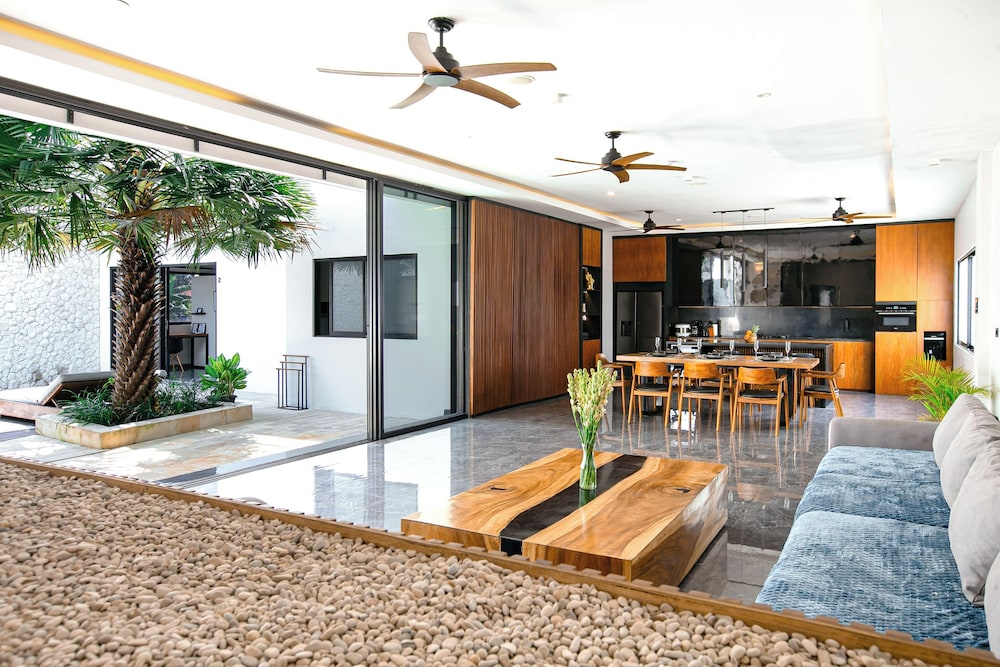 Villa MJ Modern 4BR with Pool & Rooftop