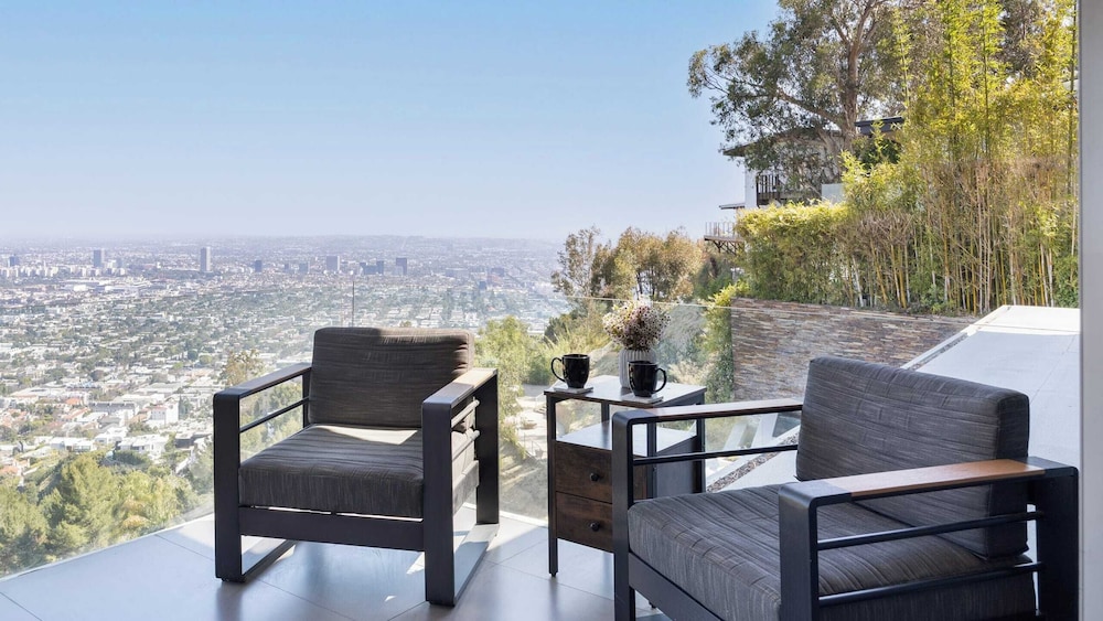 Hollywood Overlook by Avantstay Private Pool + Hot Tub Panoramic Views