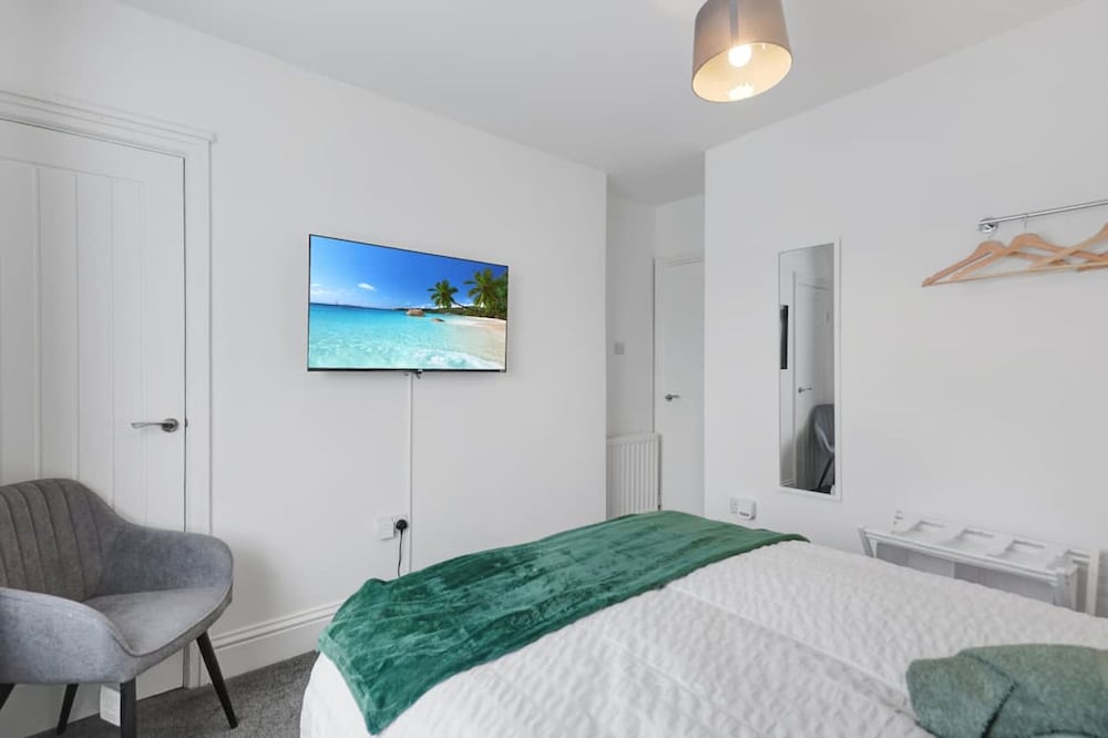 3 Bedroom House With Free Parking