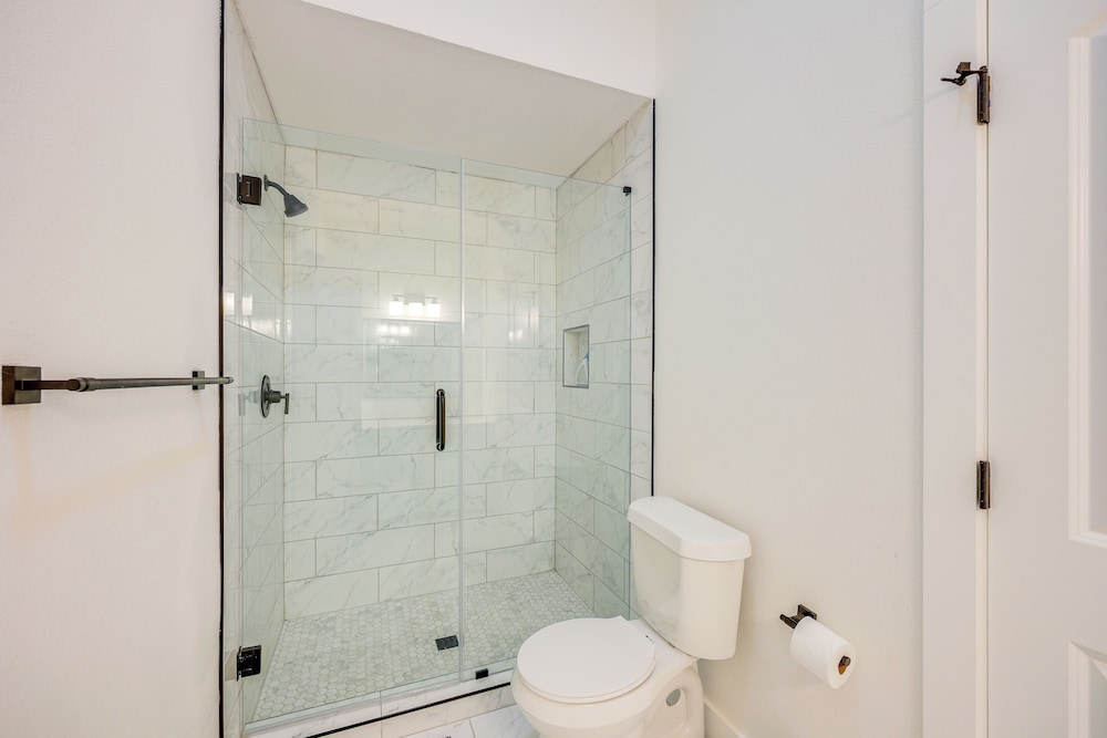 1 Mi to Dtwn San Antonio: Sleek Bungalow w/ Yard!