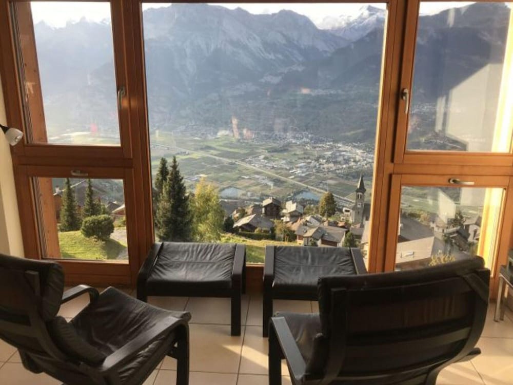 Spacious Apartment With Garden Furniture