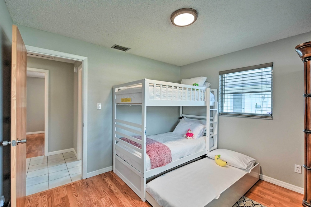 Family-friendly Home ~ 4 Mi to Naples Beach & Pier