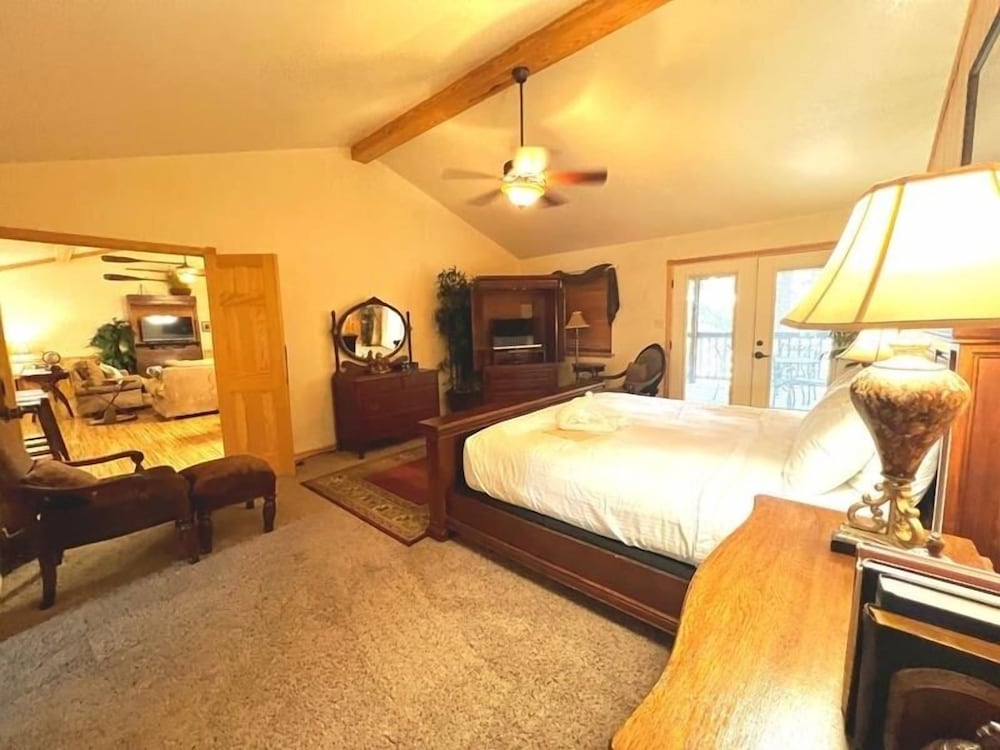 Lake view three bedroom, three bath cottage with private hot tub overlooking Lake Ouachita. by RedAwning view 4