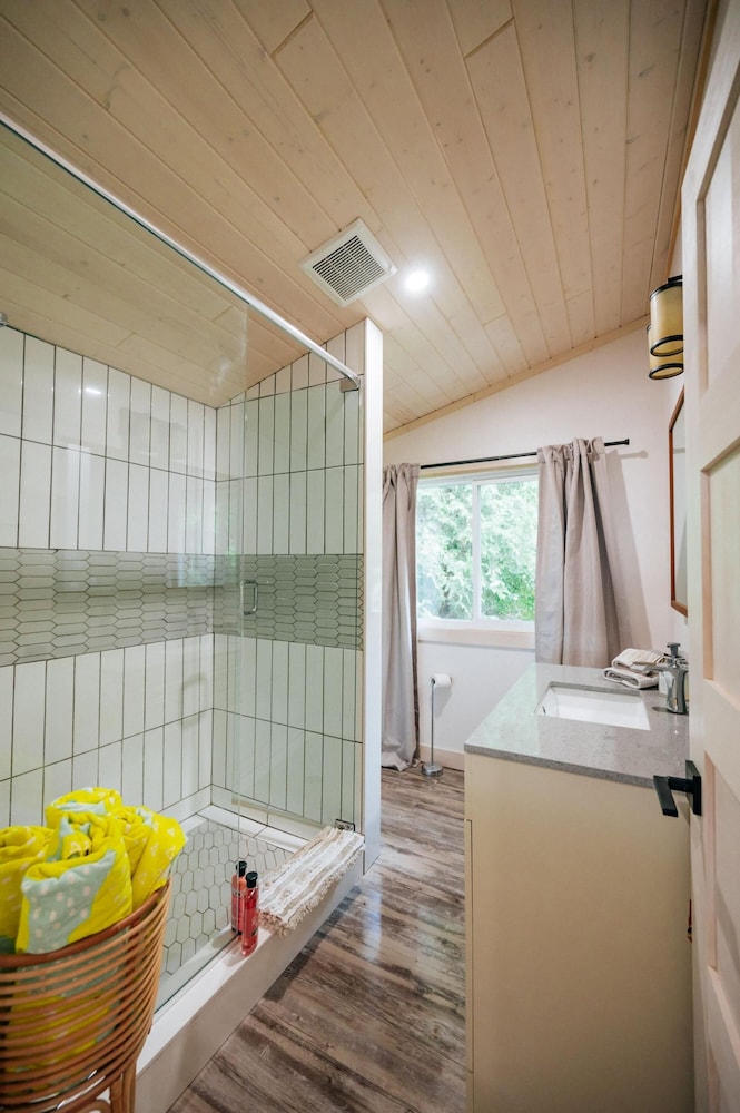 Bright Spacious Chalet on Lake Huron - Private