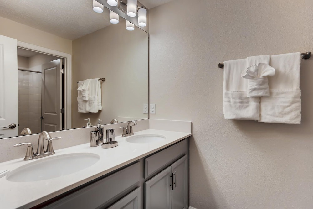 4837 ML - Stunning 4BR Townhome