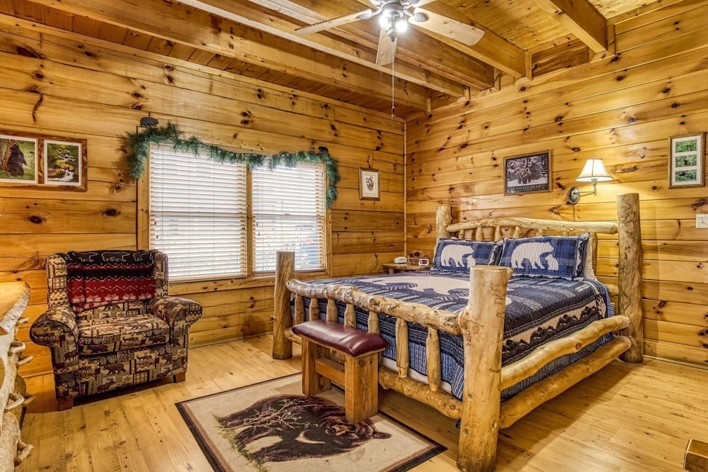 Ern854 - Wagon Wheel Lodge - Great Location! Close To All The Action! 9 Bedroom Cabin by RedAwning view 3