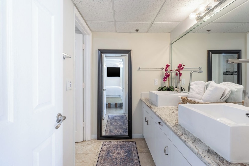 3BR Gulf-front Luxury w/ Pool Bar & Spa Baths