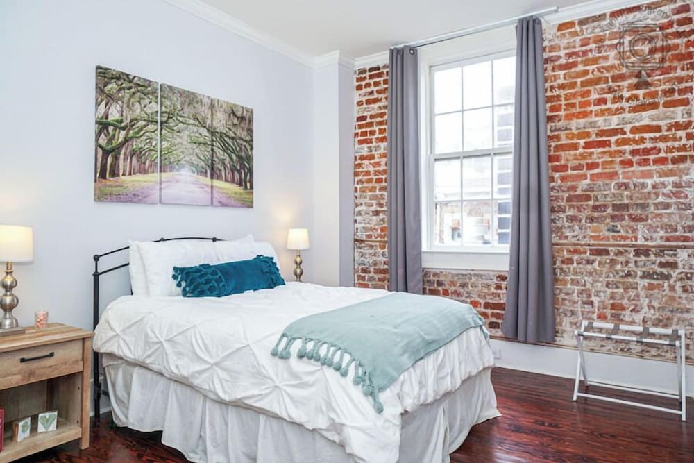 Bee on Broughton - Historic Downtown