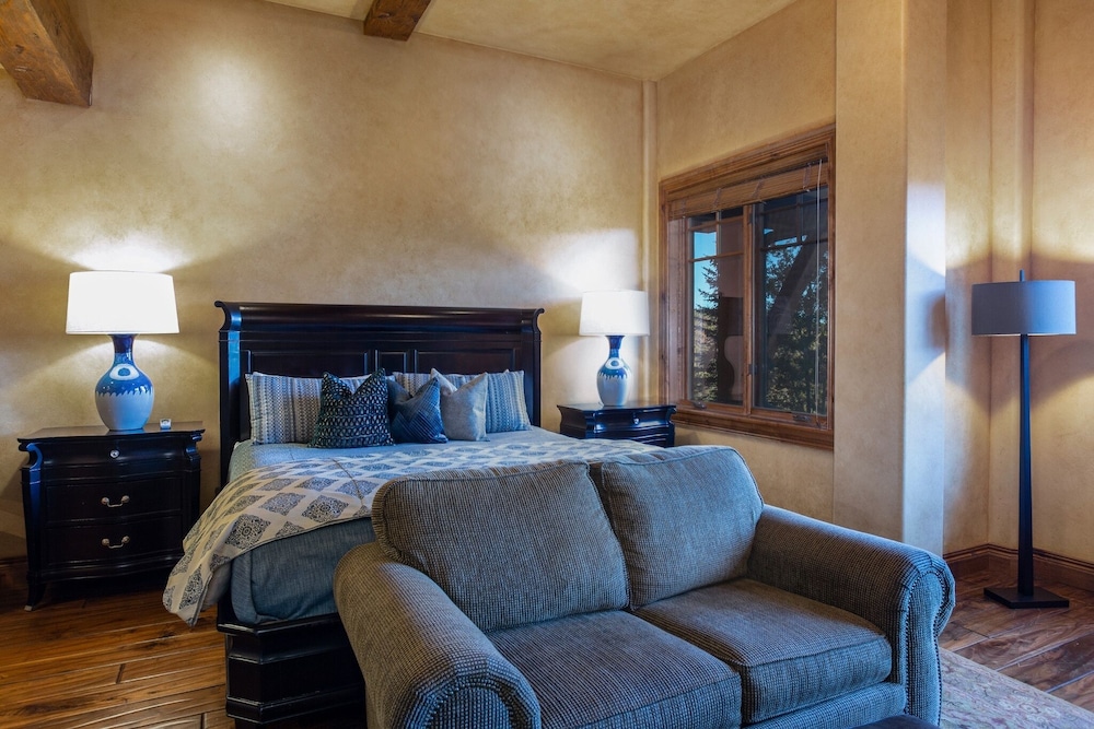 Grand Lodge - Studio #205 - Ski-in/ski-out 1 Bedroom Studio