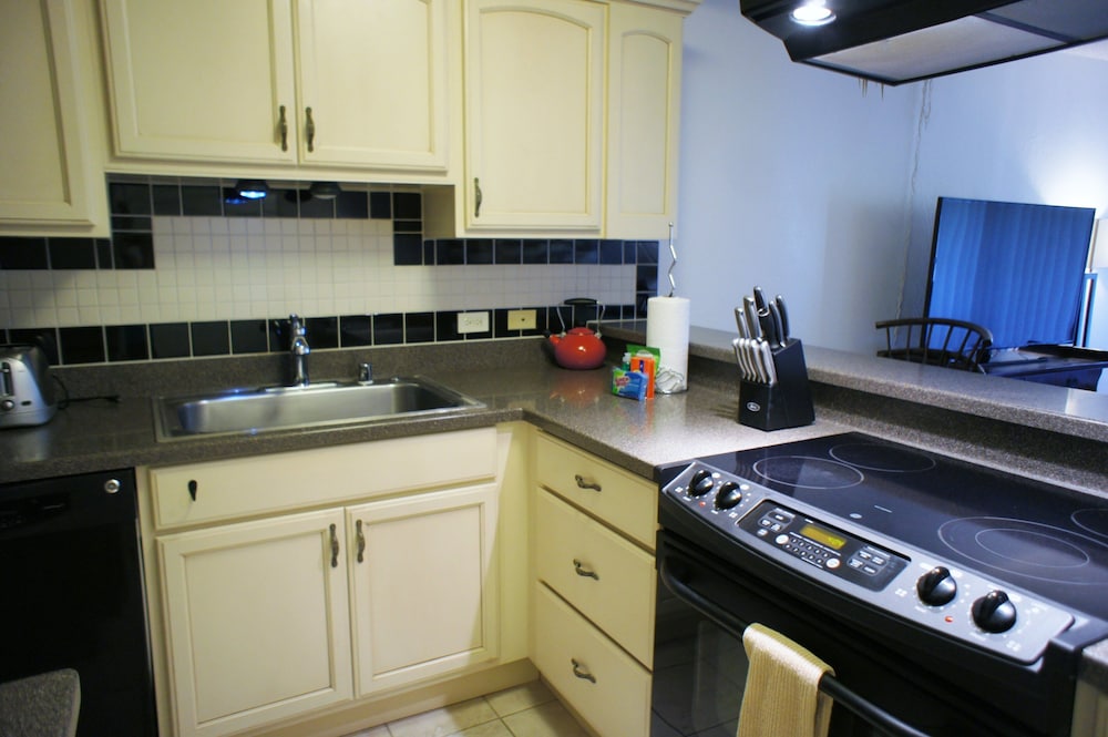 Hawaiian Unit + Walking Distance to Town - AC & Wifi! - Vrkcv