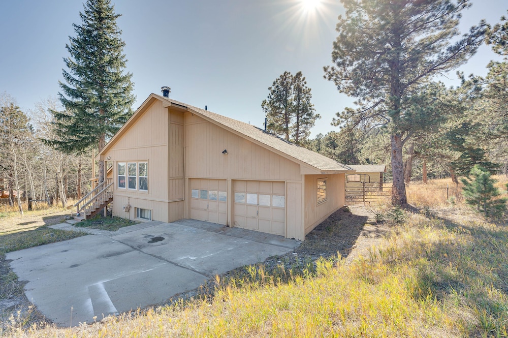 17 Mi to Town: Peaceful Pet-friendly Golden Cabin! view 3