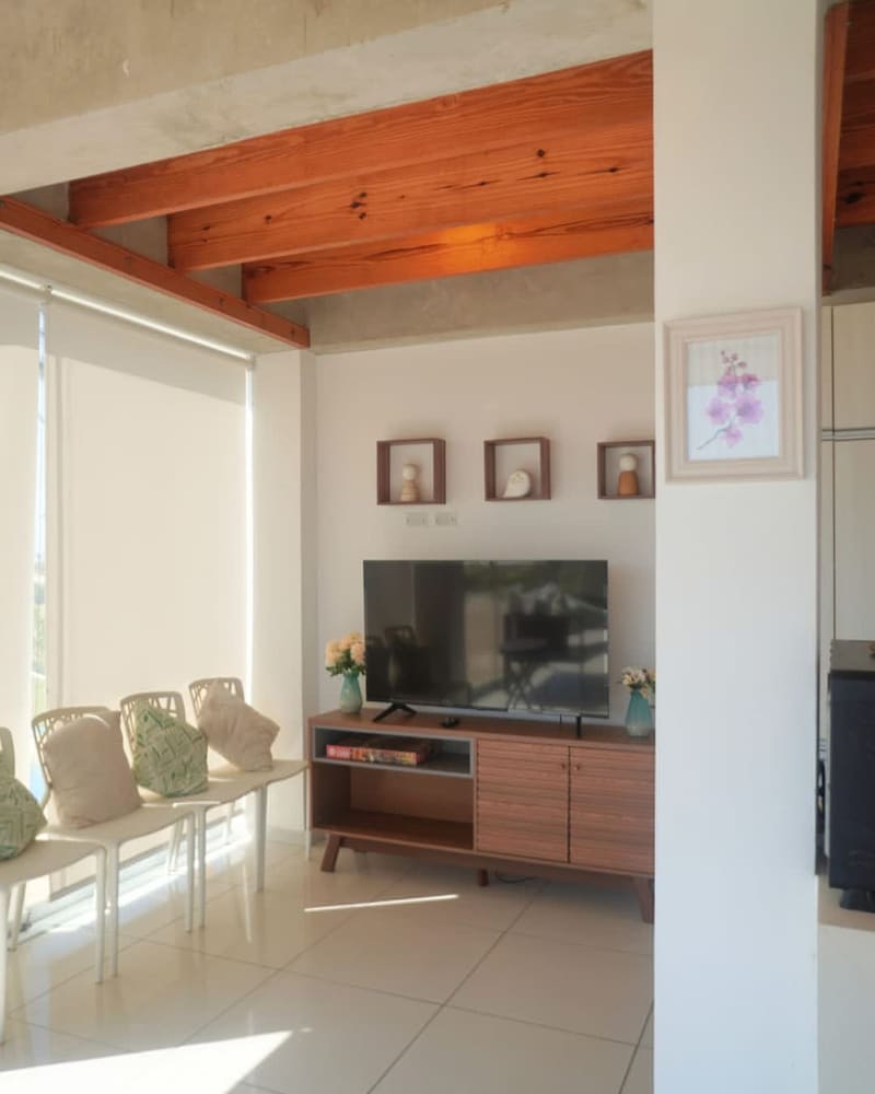 HOP Aloha Beachfront House With Direct Access