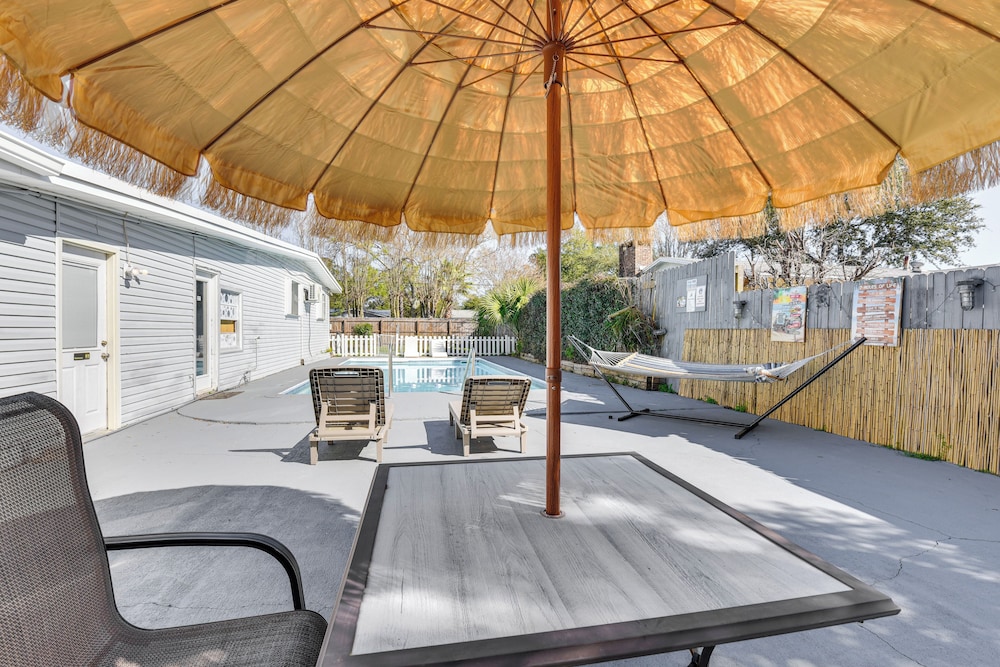 Fort Walton Home w/ Shared Pool - 2 Mi to Beach!