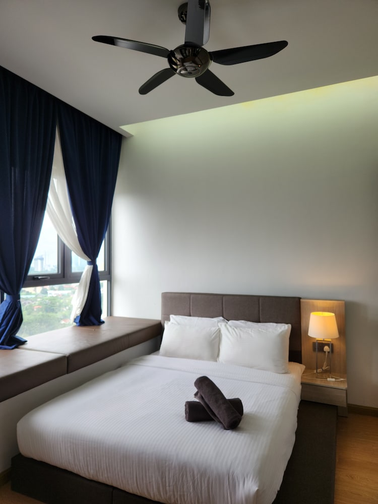 Country Garden Danga Bay by Widebed JB