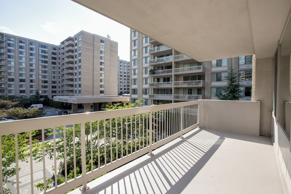 Crystal City Condo w Top Amenities