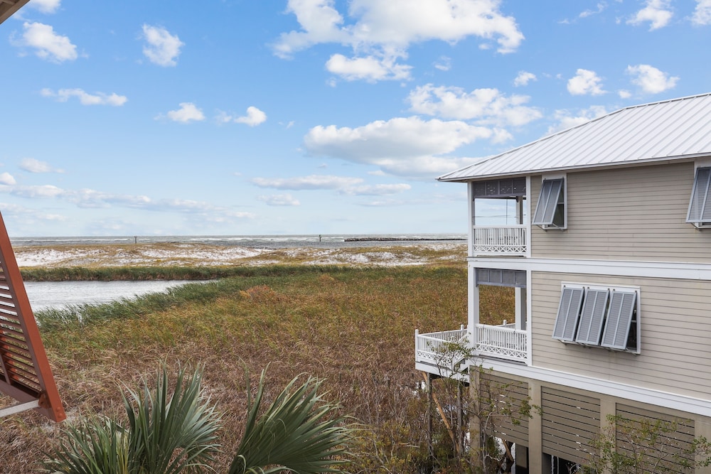 Sugar Shack 4 Bedroom Home by RedAwning