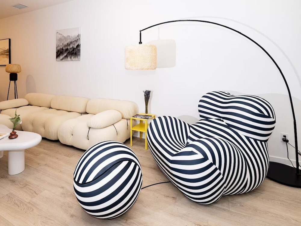 Near ONT Modern Designer Stay Bright Chic Spacious