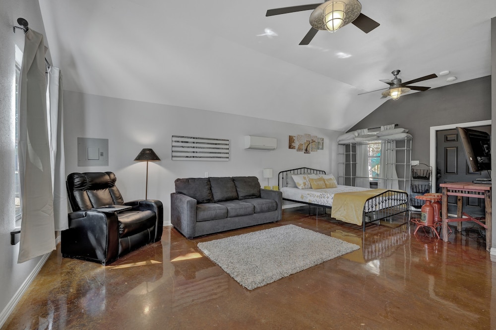 Terracotta Oasis - Wimberley for 30 Guests