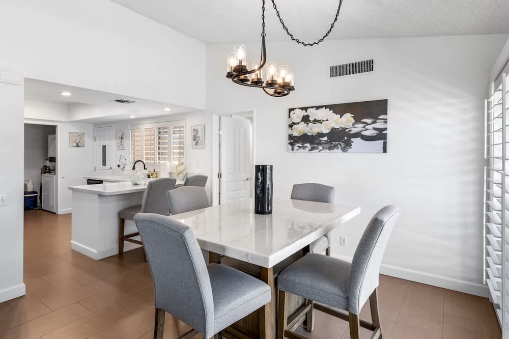 Desert Flower- Ironwood CC Condo Pool Spa
