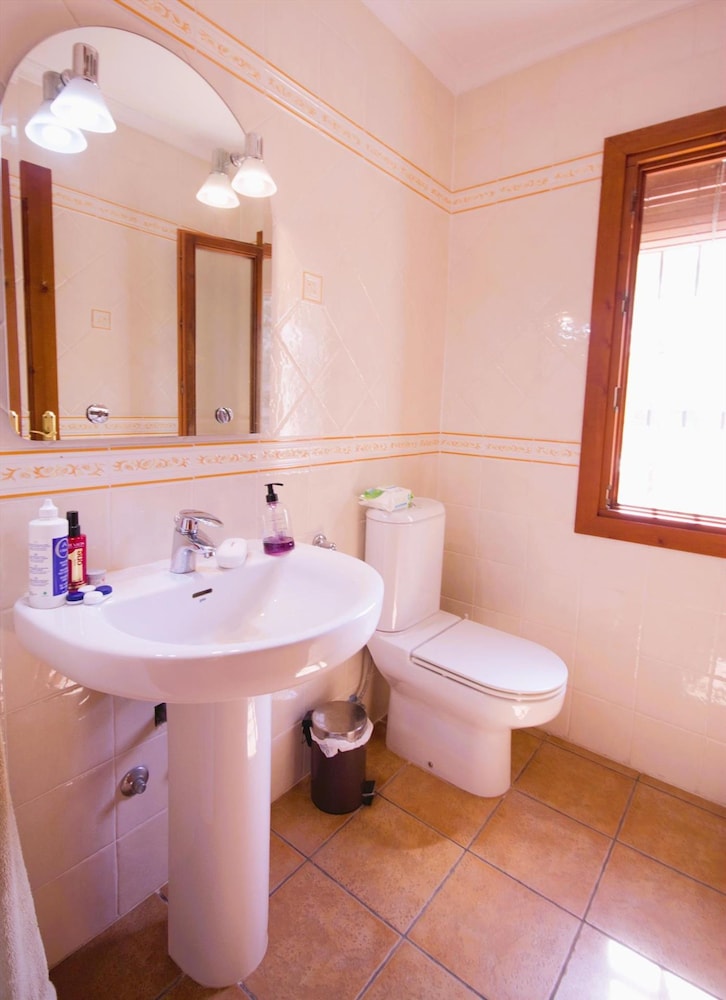 Fanila in J vea With 4 Bedrooms and 3 Bathrooms