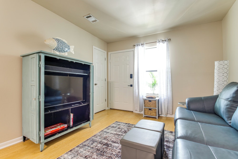 8 Mi to Beaches: Relaxing Retreat in Gulf Breeze
