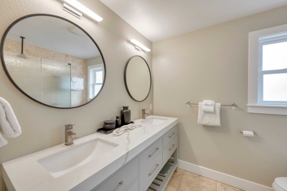 Chic Sonoma Oasis w/ Pool, Bocce, Hot Tub + Minutes to Downtown