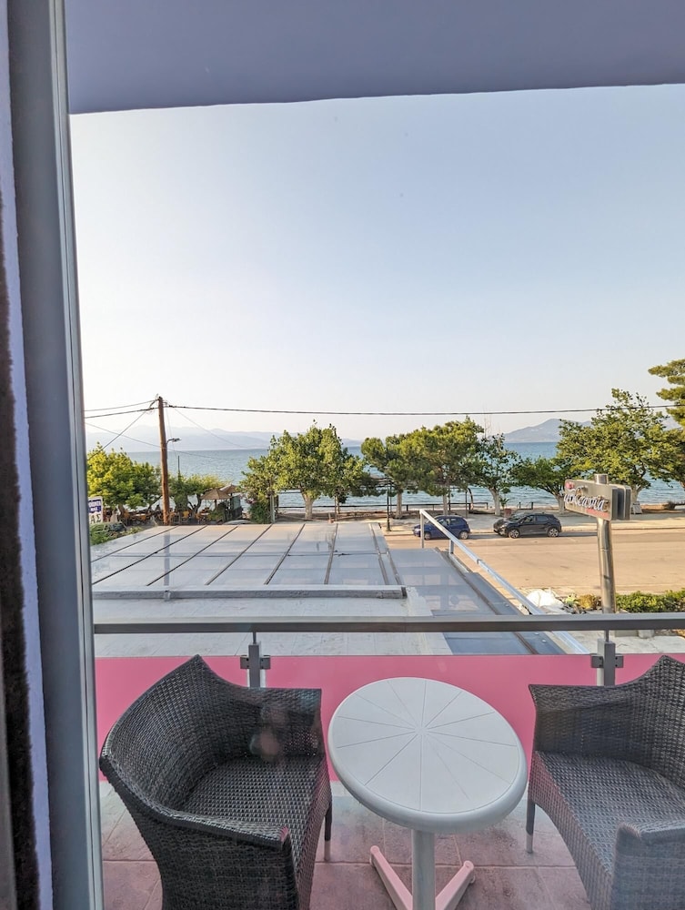 Okeania Seafront Rooms in Kamena Vourla