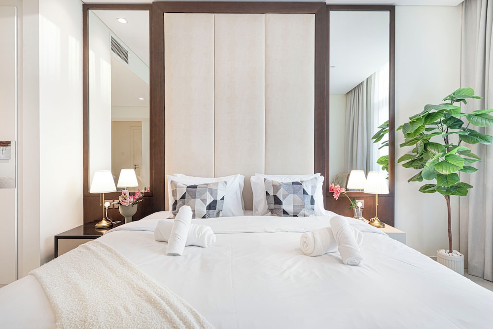 DAMAC Suites by Hostiva – Burj & Fountain