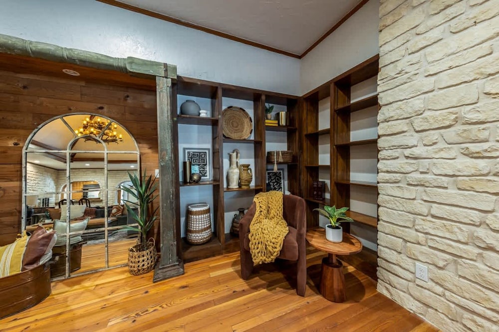 Spacious 90-acre Ranch Ideal for Families Reunions Events Sleeps 13 San Marcos River Access