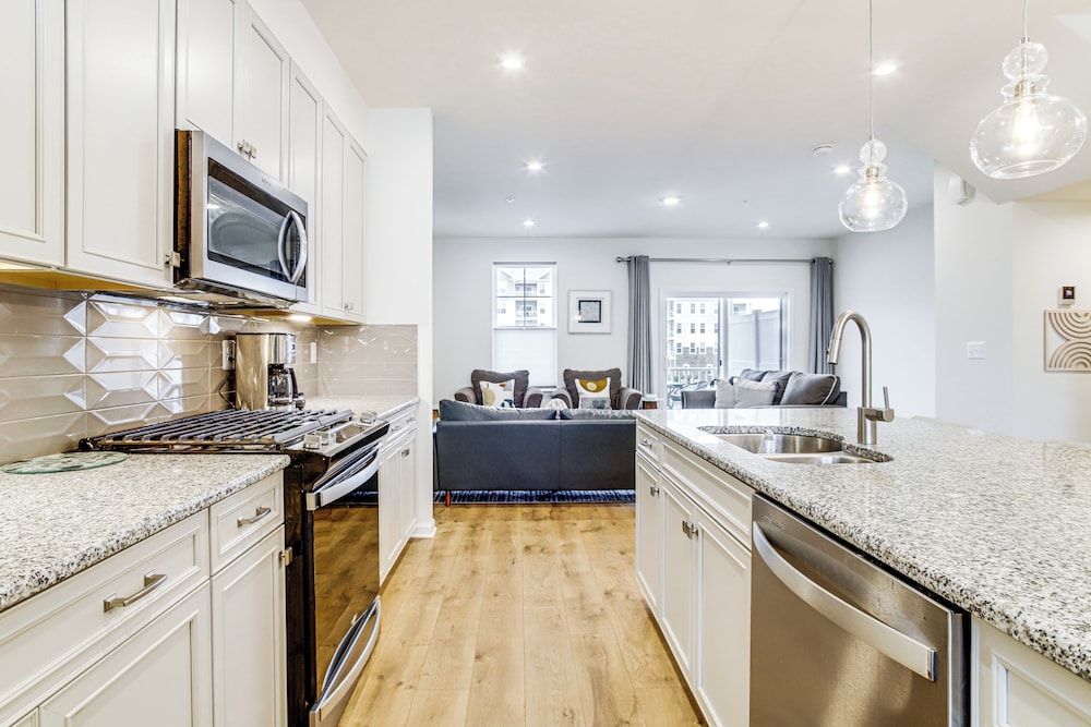 < 1 Mi to Dtwn: Waterfront Townhome in Cambridge!