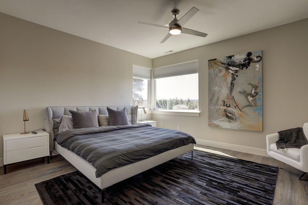 Ruby Peak *30 Day Minimum 4 Bedroom Home by RedAwning