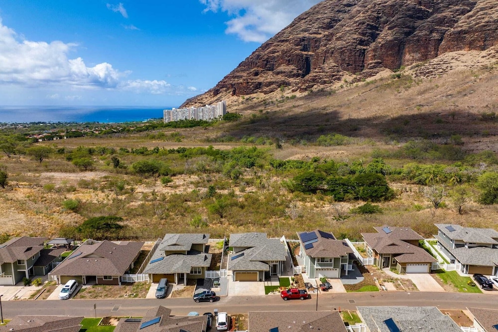 Sleeps 16, 2 Homes Ocean Views, Shared Pool + Gym, Near the Beach Avantstay