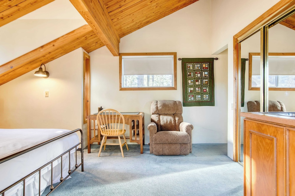 2 Lakefront Homes by Avantstay Sleeps 23, Private Dock+beach, Hot Tub, Fire Pit, Deck Views