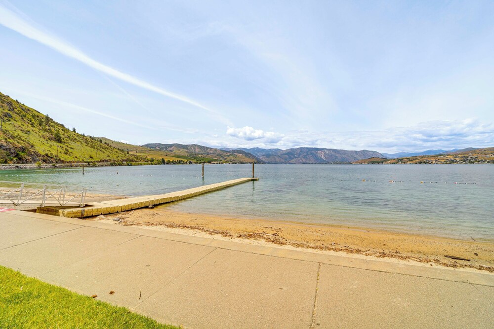 Steps to Lake Chelan: Condo w/ Resort Amenities!
