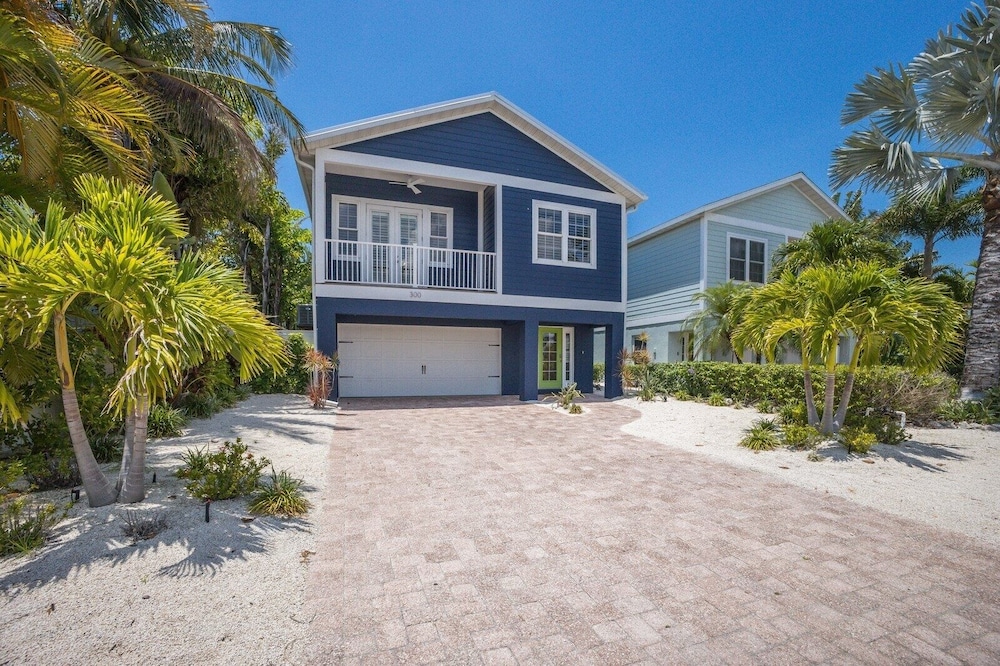 Splash Of Lime 3 Bedroom Home by RedAwning view 3