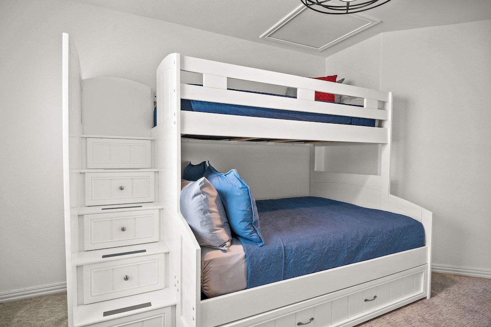 Fin and Feather - Cozy for 8