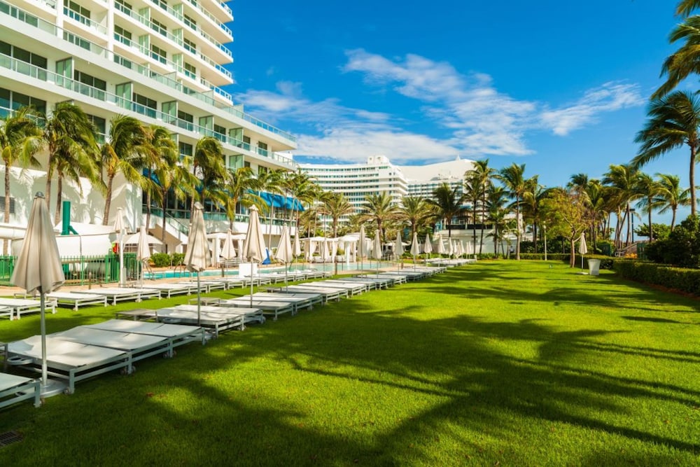 FontaineBleau Resort Balcony w/ Ocean plus Bay View