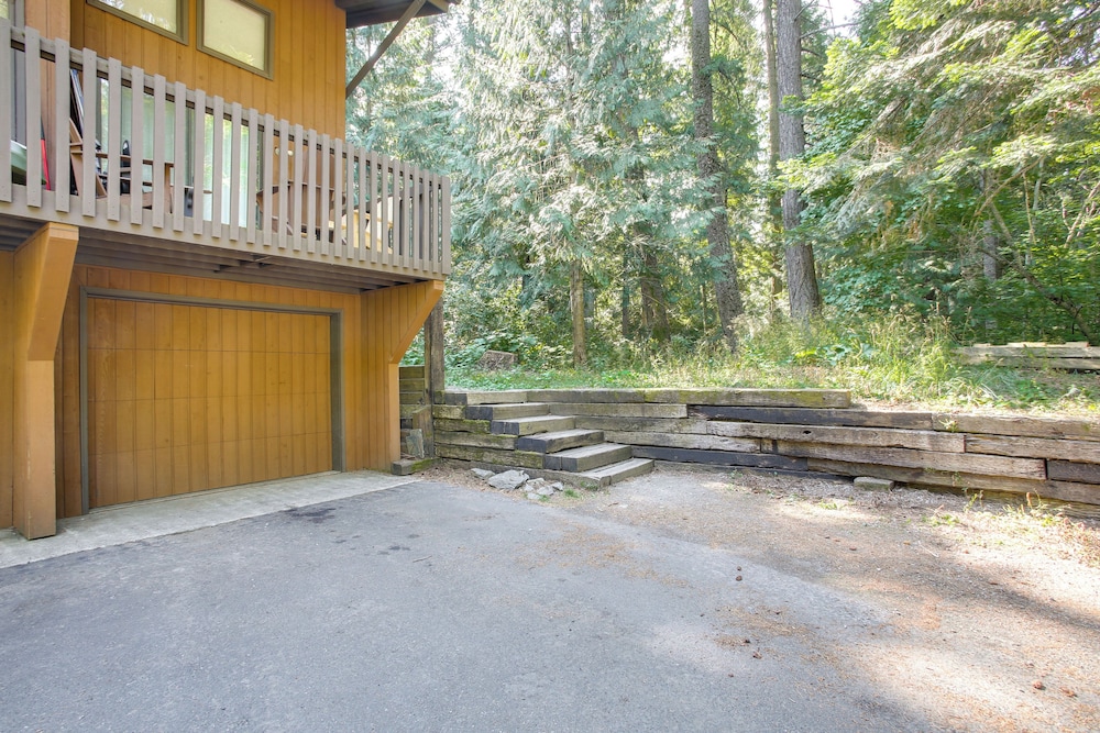 Twin Lakes Retreat: Lake, Pool & Golf Access!