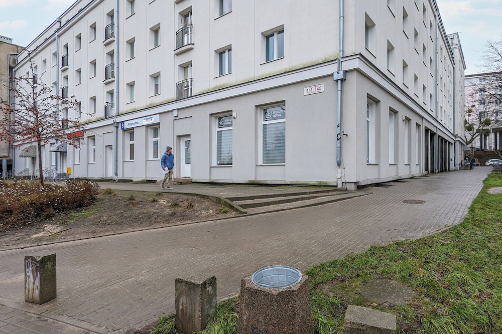 Charming Apartment in Gdynia by Renters view 3