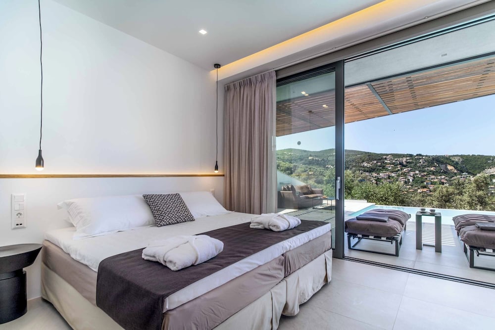 Villa Beyond the Horizon