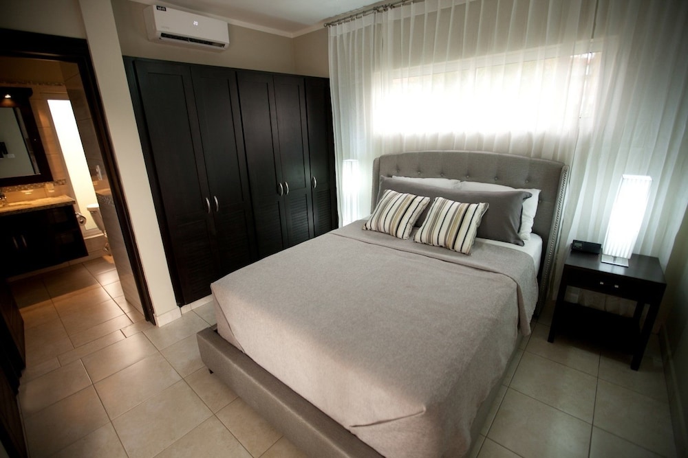 Stylish 3 bedroom w/ covered BBQ area by the pool